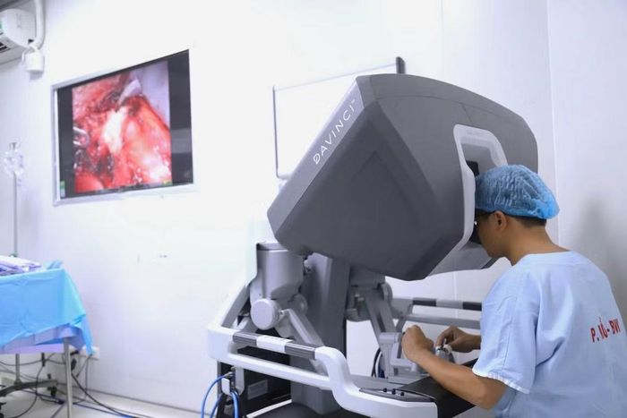 Lần đầu ứng dụng robot qua đường miệng cắt ung thư tuyến giáp không để sẹo - Ảnh BVCC
