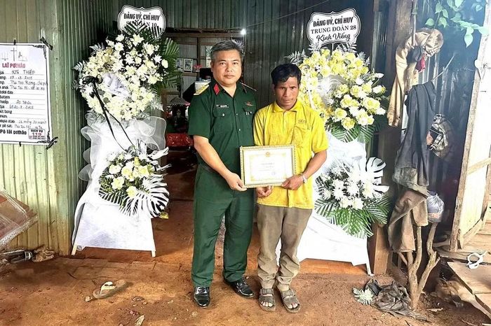 Đại diện gia đình hạ sĩ Kpă Thiệp nhận giấy khen của Chủ tịch UBND xã Chư Sê truy tặng anh vì hành động dũng cảm cứu người (Ảnh: Hoài Chu).