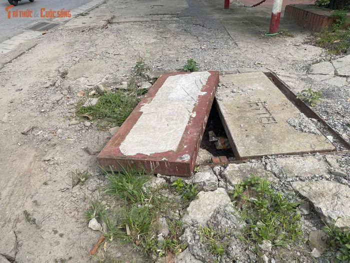 Nắp cống bị lệch khỏi vị trí, tạo khoảng hở trên vỉa hè.