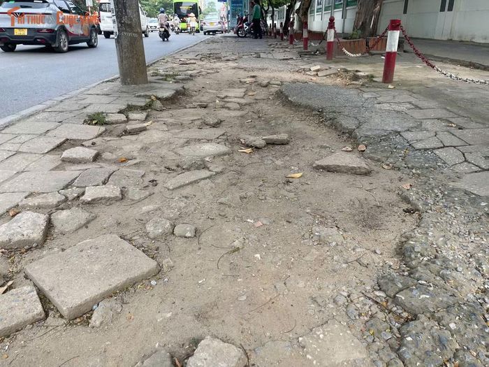 Phố Phùng Hưng có mật độ phương tiện lưu thông lớn, đặc biệt vào các khung giờ cao điểm.