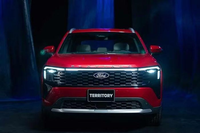 Ngoại thất Ford Territory Platinum 2026 mới nổi bật với Đèn định vị toàn dải LED gây ấn tượng bề ngang rộng rãi, tích hợp đèn pha chống chói tự động giúp tăng cường khả năng quan sát và đảm bảo an toàn.
