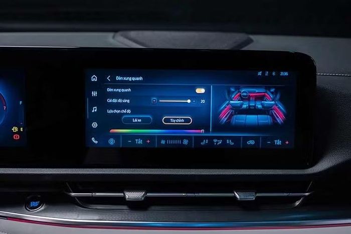 Màn hình kép 12.3 inch hiển thị thông tin lái và hệ thống giải trí, với Apple CarPlay, Android Auto không dây và kết nối Ứng dụng Ford là trang bị tiêu chuẩn. Bộ hệ thống hỗ trợ lái tiên tiến được nâng cấp thêm tính năng Hỗ trợ lái thông minh trong điều kiện giao thông đông đúc và Kiểm soát hành trình thích ứng thông minh mới.