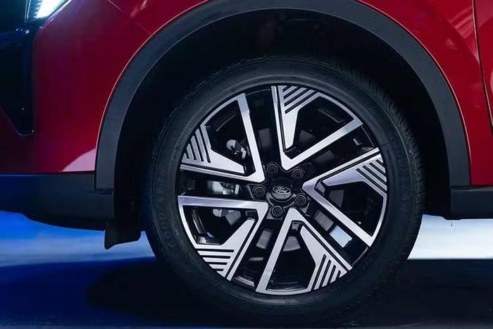 Với chiều rộng tổng thể 1.935 mm và chiều dài 4.685 mm, Ford Territory sở hữu không gian nội thất rộng nhất phân khúc. Cửa sổ trời toàn cảnh có thể giúp ánh sáng tự nhiên tràn ngập trong xe. Khoang hành lý rộng rãi có thể tăng từ 448 đến 1.442 lít khi gập hàng ghế thứ hai, cốp điện tích hợp tính năng đá cốp.