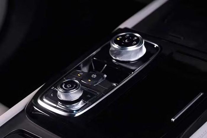 Khi vạch kẻ đường rõ ràng, TJA sẽ hỗ trợ giữ xe ở trung tâm làn. Nếu chỉ nhận diện được vạch kẻ ở một bên, hệ thống sẽ ước tính làn đường còn lại; nếu cả hai bên đều không rõ, TJA sẽ chuyển sang chế độ “Bám theo xe phía trước” và căn chỉnh hướng di chuyển theo phương tiện dẫn trước.