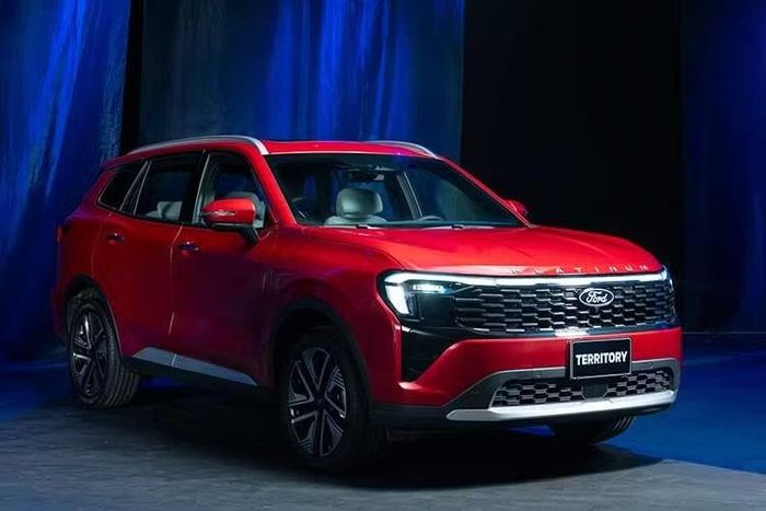 Ford Territory Platinum tại Việt Nam có mức giá bán lẻ đã bao gồm VAT là 916 triệu đồng. Cùng với những nâng cấp vượt trội, toàn bộ dòng xe Ford Territory cũng được áp dụng chính sách bảo hành tiêu chuẩn 5 năm hoặc 150.000 km (tùy điều kiện nào đến trước) từ ngày 1/7/2026, thể hiện cam kết của Ford về chất lượng sản phẩm và mang lại sự an tâm xuyên suốt hành trình sở hữu xe.