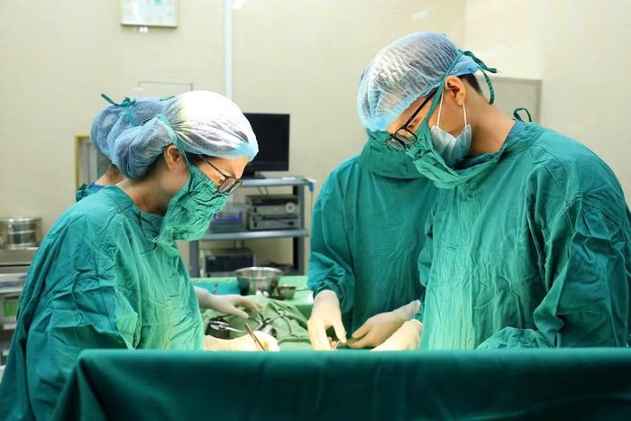 Ca mổ căng thẳng kiểm soát nguy cơ mất máu - Ảnh BVCC