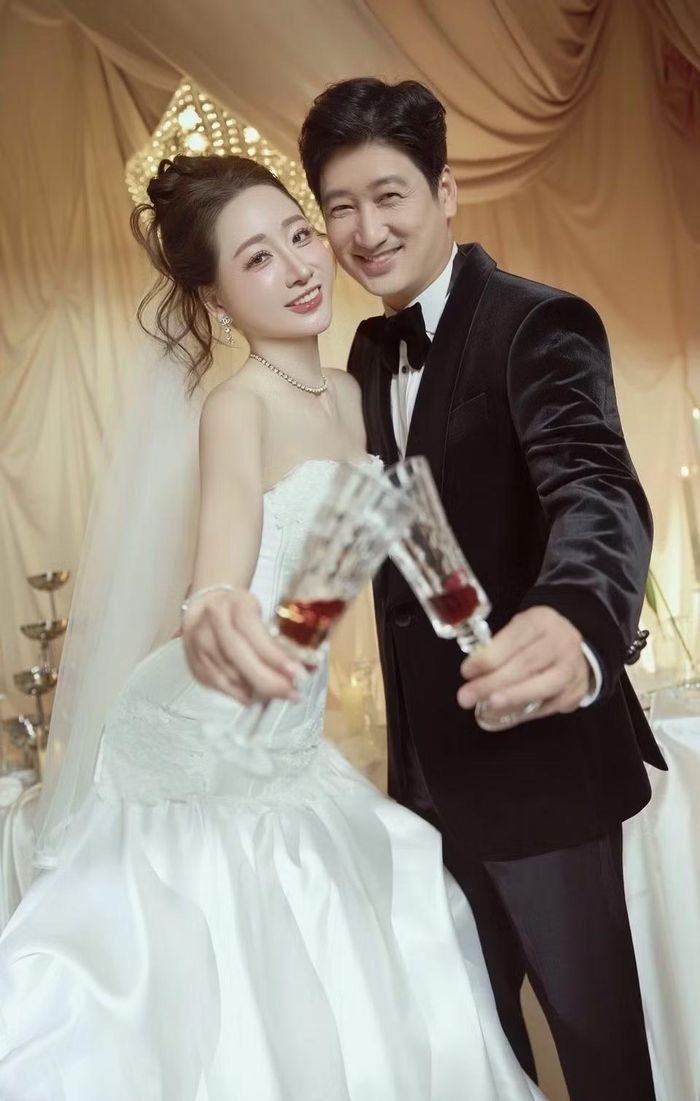 Ảnh cưới của NSƯT Ngọc Quỳnh và diễn viên Thùy Anh. Ảnh: Znews.