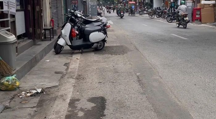 Trên phố Hàng Mành, nhiều rãnh hoàn trả chạy dọc theo lòng đường. Sau một thời gian chịu tải trọng lớn từ ô tô, xe buýt và xe tải nhỏ phục vụ vận chuyển hàng hóa, lớp nhựa mới bắt đầu bong tróc, hình thành các vệt lún kéo dài.
