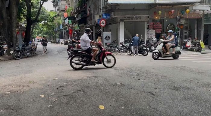Những ngày gần đây, đi qua các tuyến phố cổ như Hàng Mã, Hàng Đồng, Hàng Bồ, Chả Cá, không khó để bắt gặp hình ảnh mặt đường lồi lõm, các mảng nhựa vá chằng chịt, nắp cống nhô cao hoặc thấp hơn mặt đường. Nhiều đoạn đường vừa hoàn trả đã xuất hiện dấu hiệu lún võng, tạo nên diện mạo nham nhở giữa khu phố cổ vốn là điểm đến quen thuộc của du khách trong và ngoài nước.