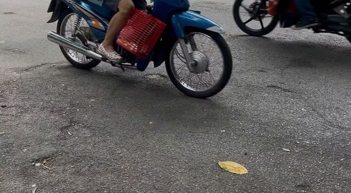 Theo ghi nhận thực tế, phần lớn các vị trí này nằm trong khu vực đang triển khai hoặc vừa hoàn thành các hạng mục cải tạo hạ tầng kỹ thuật ngầm như thay thế đường ống cấp nước, cải tạo hệ thống thoát nước, hạ ngầm cáp điện, cáp viễn thông và chỉnh trang đồng bộ hạ tầng đô thị theo nhiều dự án của thành phố.