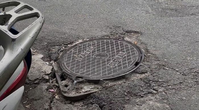 Các tuyến Hàng Đồng và Hàng Bồ cũng ghi nhận nhiều vị trí hố ga vừa sửa chữa. Một số nắp cống không bằng phẳng với mặt đường, tạo thành những điểm gồ lên hoặc lõm xuống vài centimet. Chị Lưu Bích Nga - người dân tại phố Hàng Đồng cho biết: "Mỗi khi đi xe máy vào nhà, nhất là vào buổi tối hoặc khi trời mưa là nhiều khi chúng tôi va vào những vị trí có nắp cống này đều gây ra nhiều nguy hiểm, kể cả con trẻ cũng vấp ngã".
