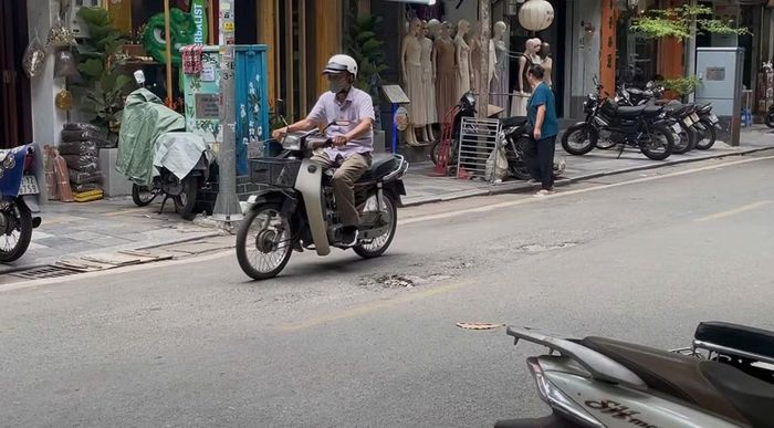 Theo quy định về quản lý đào đường và hoàn trả kết cấu hạ tầng giao thông trên địa bàn Hà Nội, các đơn vị thi công phải hoàn trả mặt đường đúng hiện trạng, bảo đảm chất lượng kỹ thuật và chịu trách nhiệm bảo hành sau khi bàn giao. Thực tế tại nhiều tuyến phố cho thấy vẫn còn những vị trí chưa đạt độ bằng phẳng cần thiết, xuất hiện hiện tượng lún, nứt chỉ sau thời gian ngắn đưa vào sử dụng.
