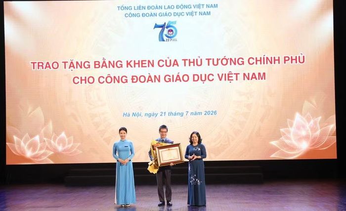 Bà Thái Thu Xương – Phó Chủ tịch Tổng Liên đoàn Lao động Việt Nam trao Bằng khen của Thủ tướng Chính phủ cho Công đoàn Giáo dục Việt Nam.