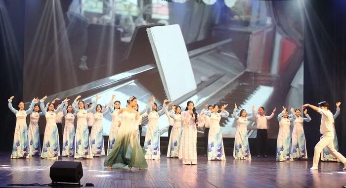 Tiết mục của Trường Đại học Sư phạm Nghệ thuật Trung ương nhận được những tràng pháo tay không ngớt của khán giả.