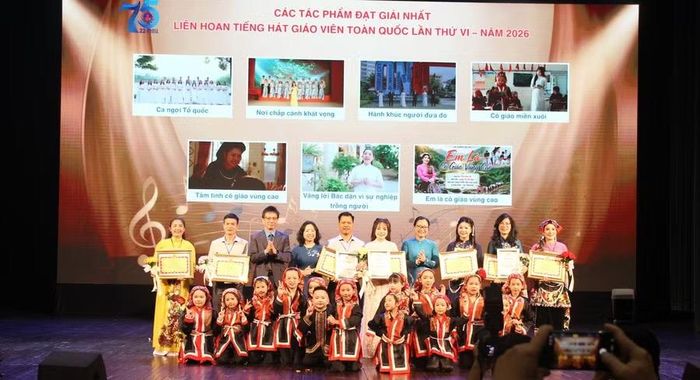 Thứ trưởng Nguyễn Thị Quyên Thanh, bà Thái Thu Xương – Phó Chủ tịch Tổng Liên đoàn Lao động Việt Nam, ông Nguyễn Ngọc Ân trao giải Nhất cho các tiết mục xuất sắc.