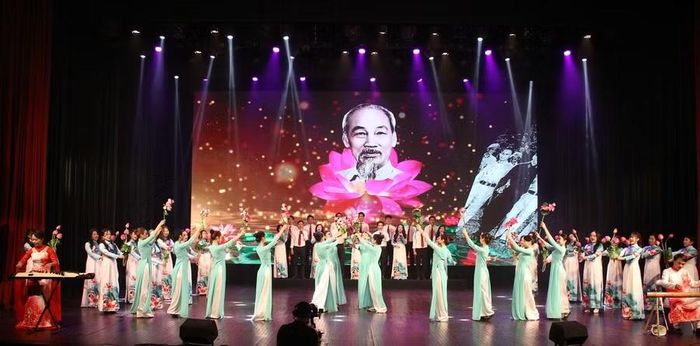 Nhạc phẩm "Hồ Chí Minh đẹp nhất tên Người" do Công đoàn Trường Đại học Sư phạm Hà Nội biểu diễn.