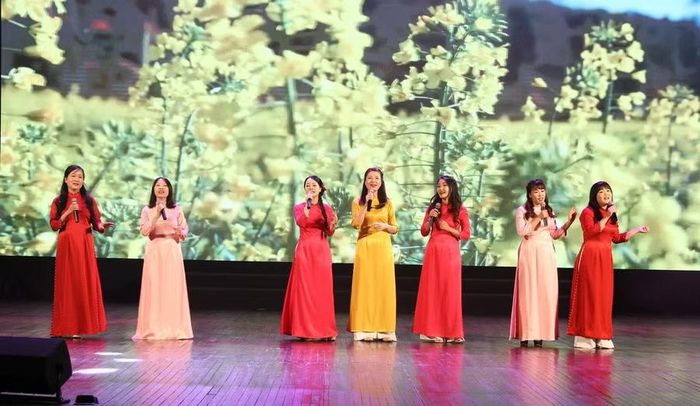 Tốp ca nữ trường Đại học Ngoại ngữ - Đại học Quốc gia Hà Nội với ca khúc: Mùa xuân đầu tiên.