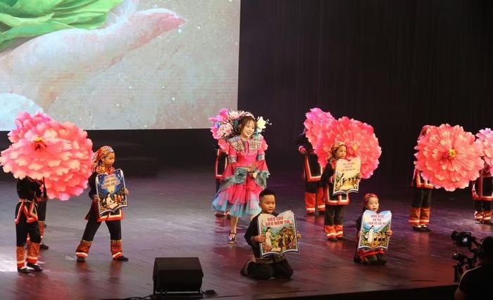 Nhạc phẩm "Cô giáo miền xuôi" là một trong những phần trình diễn để lại nhiều ấn tượng tốt cho khán giả.
