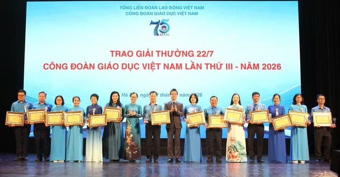 Thứ trưởng Bộ GD&ĐT Nguyễn Thị Quyên Thanh và ông Nguyễn Ngọc Ân - Chủ tịch Công đoàn Giáo dục Việt Nam trao Giải thưởng 22/7 cho cán bộ công đoàn xuất sắc, tiêu biểu.