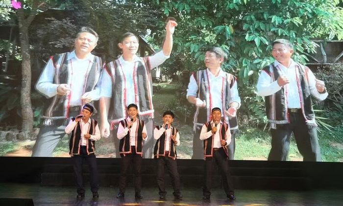 Tốp ca "Hơ ren lên rẫy" do các thầy giáo đến từ Trường THPT Lê Quý Đôn, tỉnh Đăk Lăk biểu diễn