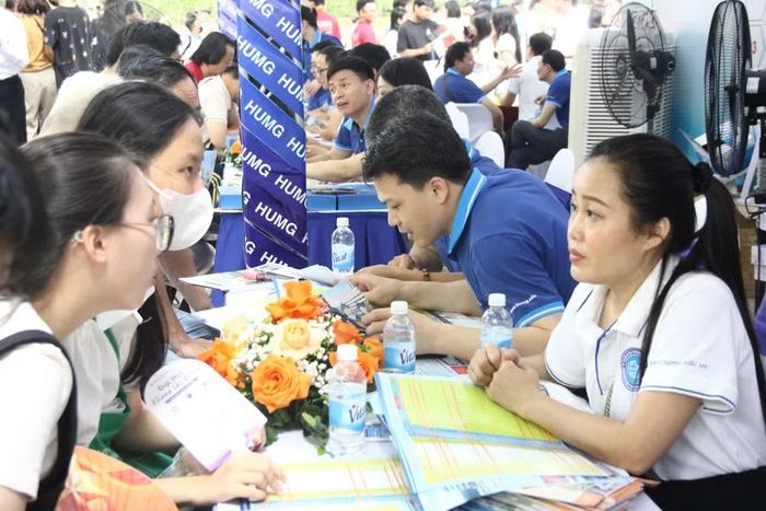 Nhiều phụ huynh, học sinh tìm hiểu chương trình kỹ sư tài năng ở những lĩnh vực công nghệ chiến lược của Trường Đại học Mỏ - Địa chất. Ảnh: TG