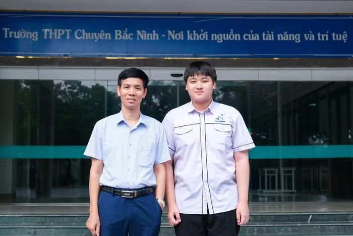 Em Tạ Ngọc Minh và thầy Phạm Đình Hiệp. Kết
