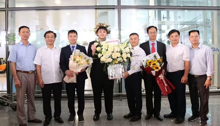 Lãnh đạo Sở GD&amp;ĐT, Trường THPT Chuyên Bắc Ninh chúc mừng Tạ Ngọc Minh và các thầy giáo tham gia Đoàn.