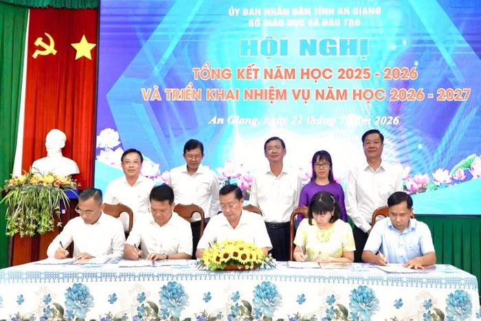 Các đơn vị ký kết giao ước thực hiện nhiệm vụ năm học 2026 - 2027.