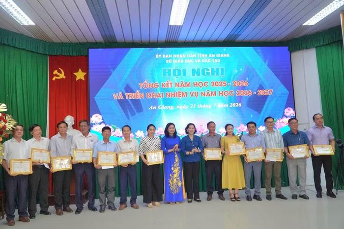 Trao khen thưởng tập thể, cá nhân cá nhân có thành tích xuất sắc trong năm học 2025 - 2026.