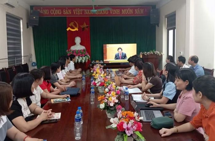 Cán bộ, giáo viên nhà trường nghiêm túc học tập Nghị quyết.