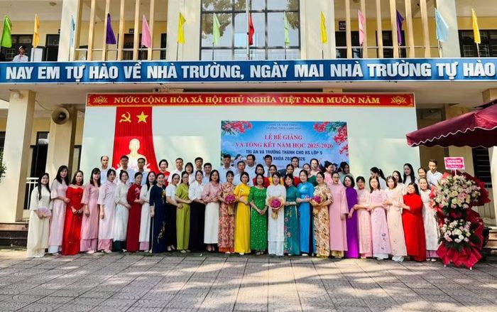 Tập thể cán bộ, giáo viên nhà trường.
