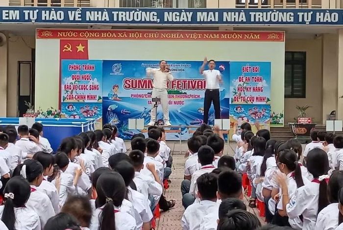 Hoạt động ngoại khóa về phòng chống tai nạn thương tích và đuối nước diễn ra tại nhà trường.