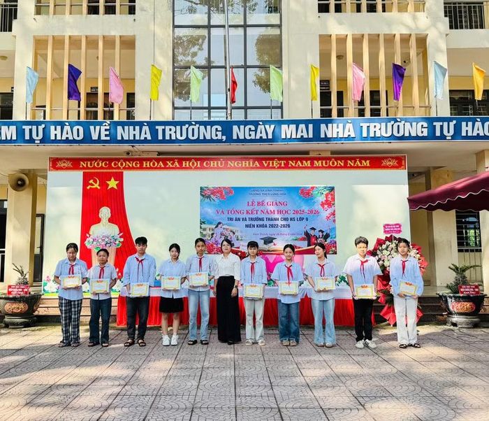 Khen thưởng học sinh có thành tích năm học 2025-2026.