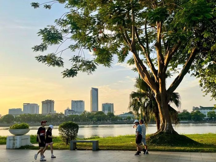 Không gian ven sông Hương thu hút nhiều người đi bộ, chạy bộ và chụp ảnh vào sáng sớm.