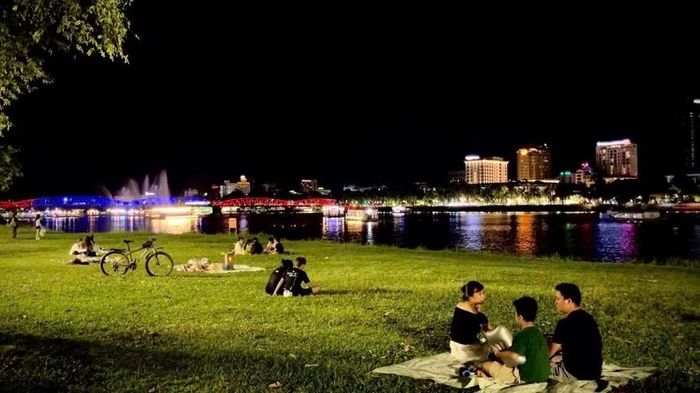 Hai bờ sông Hương trở thành điểm hẹn vui chơi, thư giãn của người dân khi thành phố lên đèn.
