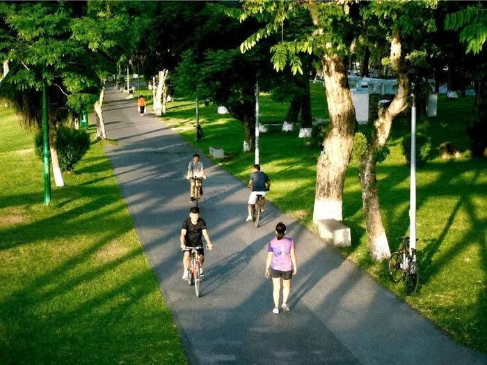 Người dân tập thể dục trên tuyến đường đi bộ ven sông Hương vào sáng sớm.
