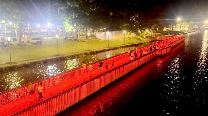 Cùng một không gian ven sông Hương vào buổi sáng sớm và khi thành phố lên đèn.