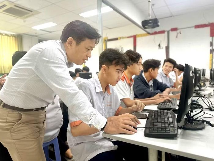 Sinh viên Trường CĐ Viễn Đông trong một tiết học. Ảnh: NTCC.