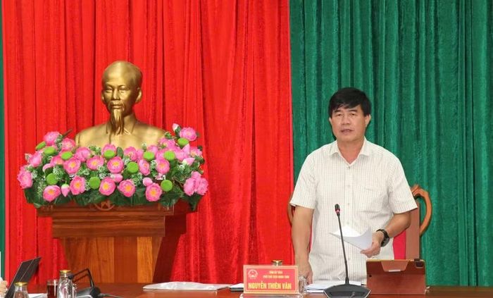 Phó Chủ tịch UBND tỉnh Nguyễn Thiên Văn chủ trì họp bàn phương án sắp xếp trường học. (Ảnh: Thế Hùng)