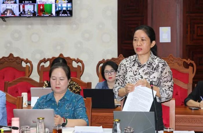 TS Lê Thị Thanh Xuân, Giám đốc Sở GD&amp;ĐT trao đổi tại cuộc họp. (Ảnh: Thế Hùng)