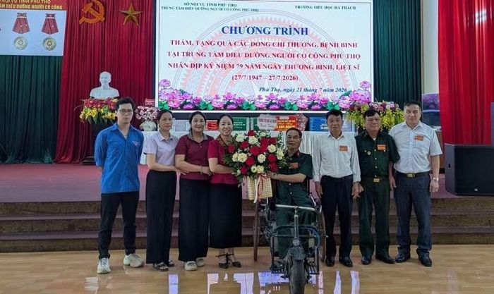 Bà Vương Thị Lan Anh - Hiệu trưởng Trường Tiểu học Hà Thạch (thứ tư từ trái sang) đại diện nhà trường thăm, tặng quà thương bệnh binh tại Trung tâm điều dưỡng Người có công Phú Thọ.