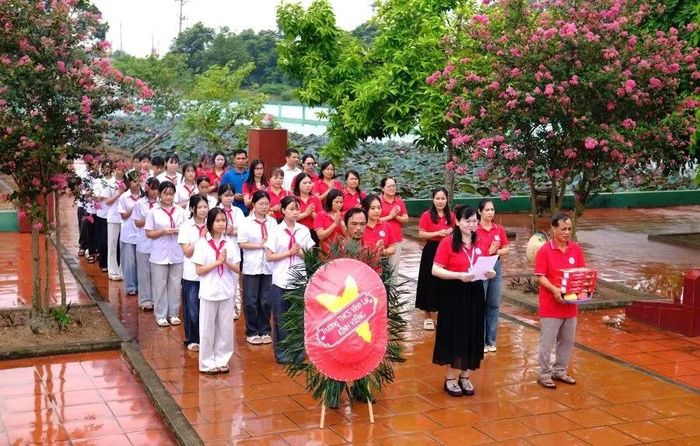 CB, GVNV và học sinh Trường THCS Vĩnh Lại dâng hương tưởng niệm tại Đài tưởng niệm liệt sĩ Vĩnh Lại.