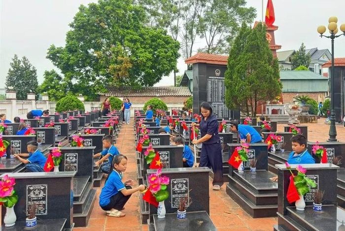 Trường Tiểu học Hà Thạch tổ chức vệ sinh khuôn viên nghĩa trang liệt sĩ tại địa phương.