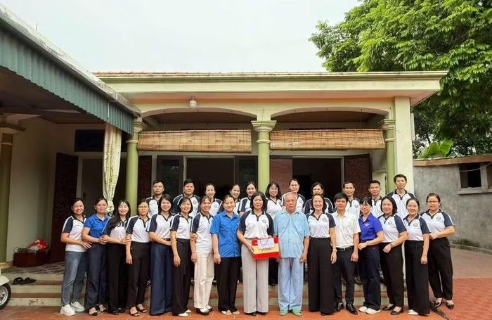 CB, GVNV Trường THCS Vũ Duệ thăm hỏi, động viên thân nhân của cán bộ, giáo viên, nhân viên là thương binh, bệnh binh và người có công với cách mạng.