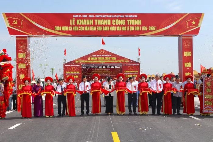 Các đại biểu thực hiện nghi thức cắt băng khánh thành.