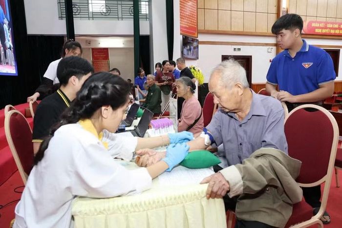 Thân nhân liệt sĩ tại Tuyên Quang được lấy mẫu ADN. (Ảnh: CATQ)