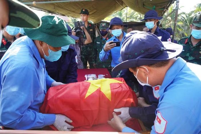 Quá trình cất bốc, quy tập hài cốt Liệt sĩ Nguyễn Thị Út.
