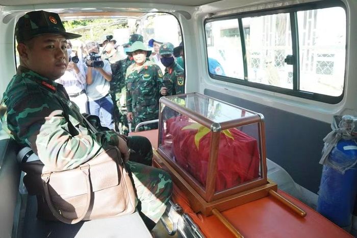 Hài cốt Liệt sĩ Nguyễn Thị Út được cất bốc, quy tập.