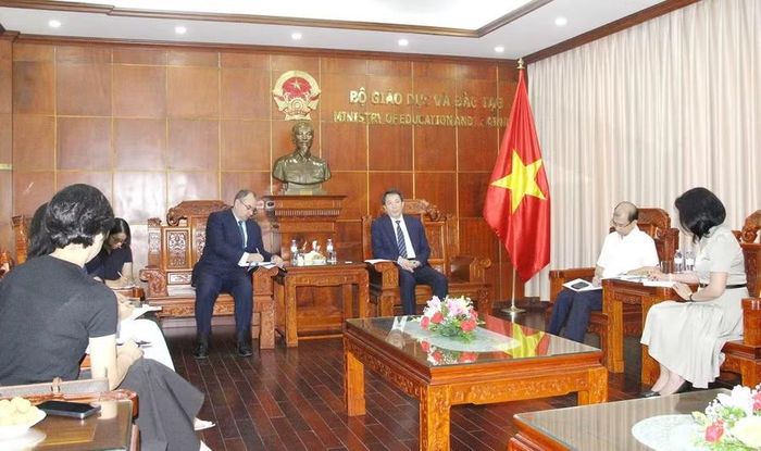 Quang cảnh buổi làm việc.