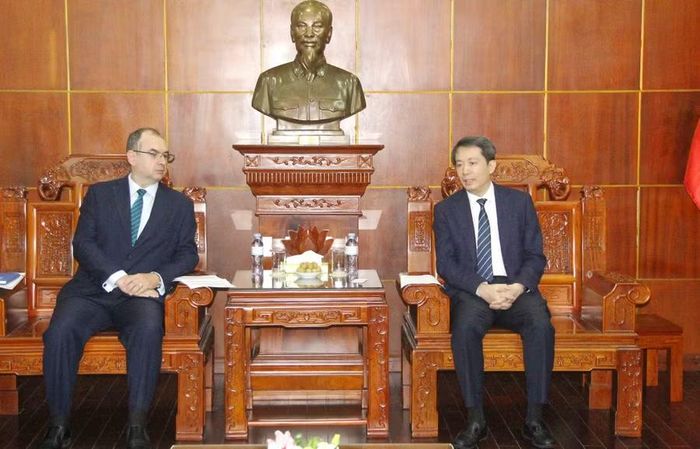 Thứ trưởng Phạm Quang Hưng trao đổi với ông Nicolas Mainetti.